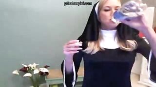 Монашка грешит в секс-чате